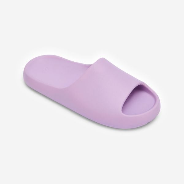 Klapki basenowe Decathlon 500 Style. Fioletowe klapki męskie Decathlon, bez wzorów, z materiału, bez zapięcia. Za 59.99 zł.