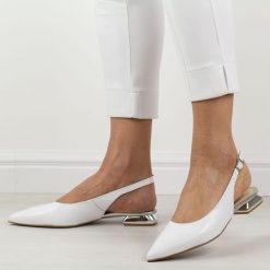Białe skórzane Polskie czółenka damskie na obcasie z odkrytą piętą Aga. Białe czółenka damskie AGA, na lato, bez wzorów, ze skóry, eleganckie, bez obcasa, na obcasie, bez zapięcia. Za 379.00 zł.
