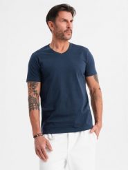 Męska klasyczna bawełniana koszulka z dekoltem w serek BASIC – granatowa V2 - Rozmiar: XL. Niebieskie t-shirty męskie Ombre Clothing, m, bez wzorów, z bawełny, bez kołnierzyka, bez ramiączek. W wyprzedaży za 29.99 zł.