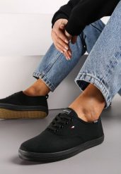 Czarne Sznurowane Tenisówki z Niewielką Naszywką Deirdra. Czarne trampki i tenisówki damskie Renee, z aplikacjami, bez zapięcia. Za 39.99 zł.