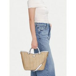 Torebka Guess. Brązowe torebki do ręki damskie Guess, z aplikacjami, bez dodatków. Za 451.99 zł.