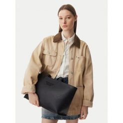 Torebka Tommy Jeans. Czarne shopperki damskie Tommy Jeans, bez wzorów, z jeansu, bez dodatków. Za 409.99 zł.
