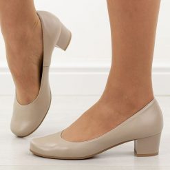 Beżowe Polskie czółenka damskie Gregors 702. Czerwone czółenka damskie GREGORS, bez wzorów, ze skóry, eleganckie, bez obcasa, na obcasie, bez zapięcia. Za 379.00 zł.