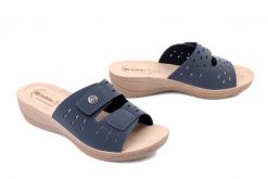 Inblu DL-05 004 granatowy, klapki damskie. Niebieskie klapki damskie Inblu, bez wzorów, bez obcasa, na koturnie, bez zapięcia. Za 76.90 zł.