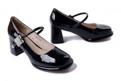 ARTIKER RELAKS 56C1269 czarny, czółenka damskie. Czarne czółenka damskie Artiker Relaks, bez wzorów, ze skóry, bez obcasa, na obcasie, bez zapięcia. Za 259.90 zł.