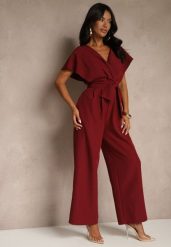 Bordowy Elegancki Kombinezon z Szerokimi Nogawkami i Kopertowym Dekoltem Melovina. Czerwone sukienki damskie Renee, na co dzień, na jesień, m, bez wzorów, eleganckie, bez kołnierzyka, bez ramiączek, kopertowe. Za 119.99 zł.