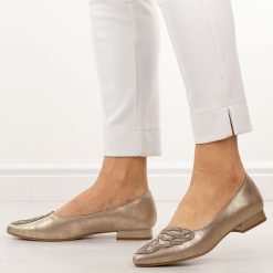 Złote półbuty damskie M.Daszyński Sa201A-2. Żółte półbuty damskie M.Daszyński, na jesień, z aplikacjami, ze skóry, eleganckie, bez obcasa, na obcasie, bez zapięcia. Za 179.00 zł.