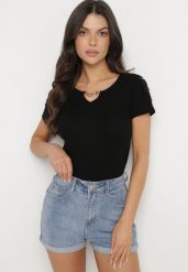 Czarny Bawełniany T-shirt z Łańcuszkiem i Koronką Liraveira. Czarne t-shirty damskie Born2be, m, z aplikacjami, z bawełny, eleganckie, bez kołnierzyka, bez ramiączek. Za 39.99 zł.