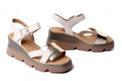 Artiker Relaks 58C0312 BEIGE/GOLD, sandały damskie. Brązowe sandały damskie Artiker Relaks, bez wzorów, bez obcasa, na koturnie, bez zapięcia. Za 239.90 zł.