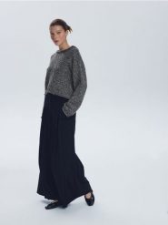 Sweter z wiązaniem na plecach - ciemnoszary. Szare swetry nierozpinane damskie Reserved, l, bez wzorów, z dzianiny, bez kołnierzyka, bez ramiączek. Za 129.99 zł.