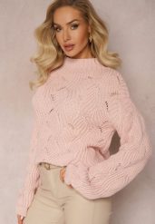Różowy Sweter Oversize z Ozdobnym Splotem Boeda. Czerwone swetry nierozpinane damskie Renee, w ażurowe wzory, ze splotem, casualowe, bez kołnierzyka, bez ramiączek. Za 79.99 zł.