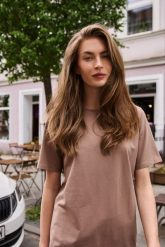 T-shirt z bawełny beżowy. Brązowe t-shirty damskie MOODO, l, bez wzorów, z bawełny, bez kołnierzyka, bez ramiączek. Za 39.99 zł.