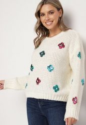Jasnobeżowy Sweter z Tłoczonej Dzianiny z Wiskozą Zdobiony Cekinowymi Kwiatami Edamara. Brązowe swetry nierozpinane damskie Born2be, l, z aplikacjami, z dzianiny, klasyczne, bez kołnierzyka, bez ramiączek. Za 89.99 zł.