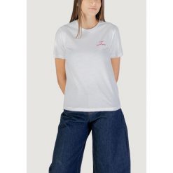 Koszulka crop top Kobieta ONLY ONLADELINA S/S TEE CS JRS. Czerwone topy damskie ONLY, s, bez wzorów, z bawełny, bez kołnierzyka, bez ramiączek. Za 127.75 zł.