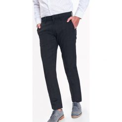 SPODNIE MĘSKI TYPU CHINO O REGULARNYM KROJU. Szare eleganckie spodnie męskie TOP SECRET, bez wzorów. W wyprzedaży za 49.99 zł.