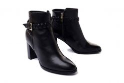 TAMARIS 25009-27 003 black leather, botki damskie. Czarne botki damskie Tamaris, na zimę, bez wzorów, z polaru, bez obcasa, bez zapięcia. Za 399.90 zł.