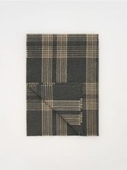 Szal w kratę z wiskozą - ciemnoszary. Szare szaliki męskie Reserved, bez wzorów, z wiskozy. W wyprzedaży za 49.99 zł.