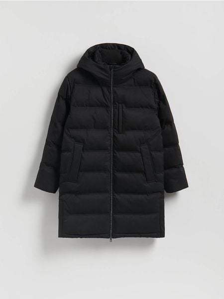 Długa pikowana kurtka z kapturem - czarny. Czarne kurtki męskie Reserved, l, bez wzorów, z tkaniny, z kapturem. Za 399.99 zł.