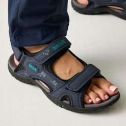 Damskie lekkie sandały Haris. Fioletowe sandały damskie Regatta, bez wzorów, bez obcasa, bez zapięcia. Za 268.00 zł.