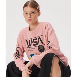 Różowa bluza NASA - Różowy. Czerwone bluzy damskie Sinsay, l, bez wzorów, bez ramiączek, bez kaptura. Za 49.99 zł.