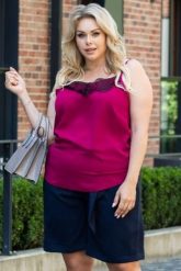 Bluzka Top z ozdobną koronką przy dekolcie ELMA Viva Magenta fuksja. Czerwone bluzki damskie KARKO, plus size, bez wzorów, z elastanu, biznesowe, bez kołnierzyka, bez ramiączek. Za 69.50 zł.