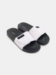 Klapki z rzepem NASA - biały. Białe klapki męskie Sinsay, bez wzorów, bez zapięcia. Za 39.99 zł.