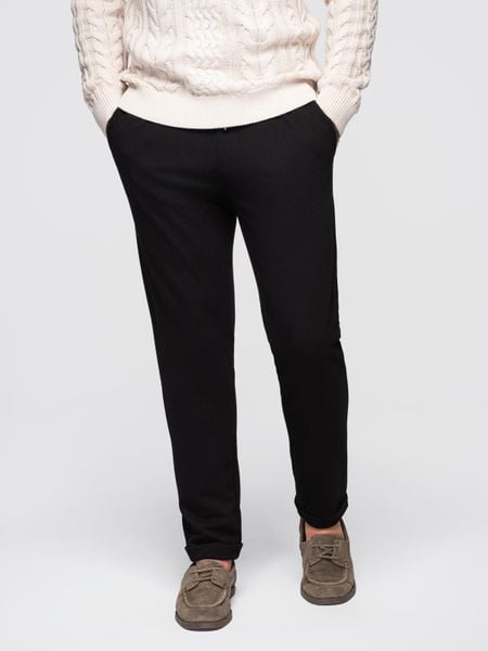 Męskie spodnie z dzianiny pique z regulacją w pasie – czarne V2 - Rozmiar: M. Czarne spodnie materiałowe męskie Ombre Clothing, bez wzorów, z dzianiny. Za 299.99 zł.