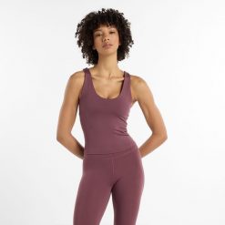 Koszulka damska New Balance WT51150FDP – bordowa. Czerwone koszulki sportowe damskie New Balance, m, z aplikacjami, z lycry, bez ramiączek, do biegania. Za 159.99 zł.