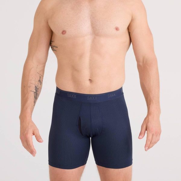 Bokserki - Quest Quick-Dry Mesh - Niebieskie. Niebieskie bokserki męskie Saxx, bez wzorów, z elastanu. Za 165.95 zł.