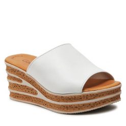 Klapki Gabor. Białe klapki damskie Gabor, bez wzorów, bez obcasa, bez zapięcia. Za 429.99 zł.