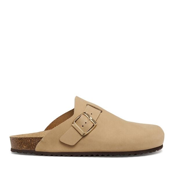 Klapki Geox. Brązowe klapki damskie Geox, bez wzorów, bez obcasa, bez zapięcia. Za 359.99 zł.