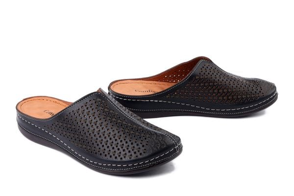 COMFORTABEL 700537-01 schwarz, klapki damskie. Czarne klapki damskie Comfortabel, bez wzorów, ze skóry, bez obcasa, bez zapięcia. Za 264.90 zł.