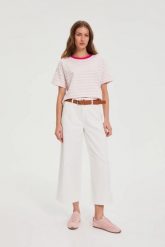 Jeansy z szerokimi nogawkami białe. Białe jeansy damskie MOODO, bez wzorów, z bawełny. Za 149.99 zł.