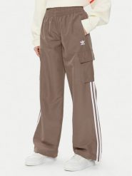 Adidas Spodnie dresowe adicolor 3-Stripes JC8138 Beżowy Loose Fit. Brązowe spodnie dresowe damskie Adidas, bez wzorów, z dresówki. Za 309.99 zł.