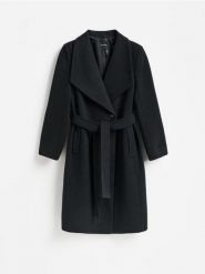 Płaszcz z domieszką wełny - czarny. Czarne płaszcze damskie Reserved, l, bez wzorów, z tkaniny, bez kołnierzyka, bez kaptura. Za 299.99 zł.
