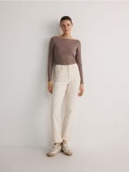 Jeansy straight z efektem sprania - złamana biel. Jeansy damskie Reserved, bez wzorów, z bawełny. W wyprzedaży za 79.99 zł.
