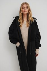 Długi płaszcz typu oversize w kolorze TOTALY BLACK - HUNTER-M/L. Czarne płaszcze damskie Marsala, l, bez wzorów, z bawełny, eleganckie, bez kołnierzyka, bez kaptura. W wyprzedaży za 559.95 zł.