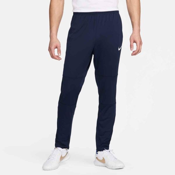 Spodnie sportowe Nike Park 20 Knit. Białe spodnie dresowe damskie Nike, bez wzorów, sportowe, do piłki nożnej. Za 100.99 zł.