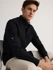 Koszula regular fit - czarny. Czarne koszule męskie Reserved, l, bez wzorów, z bawełny, bez kołnierzyka, bez ramiączek. Za 139.99 zł.