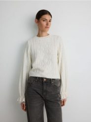 Sweter z ozdobnym splotem - kremowy. Białe swetry nierozpinane damskie Reserved, l, bez wzorów, z dzianiny, bez kołnierzyka, bez ramiączek. W wyprzedaży za 49.99 zł.