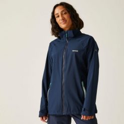 Kurtka turystyczna przeciwdeszczowa damska Bosfield wodoodporna. Niebieskie kurtki sportowe damskie Regatta, bez wzorów, z materiału, bez ramiączek, bez kaptura, trekkingowe. W wyprzedaży za 157.49 zł.