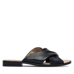 Klapki Caprice. Czarne klapki damskie Caprice, bez wzorów, bez obcasa, bez zapięcia. Za 299.99 zł.