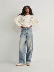 Bluza z haftem - złamana biel. Bluzy damskie Reserved, l, bez wzorów, z bawełny, bez ramiączek, bez kaptura. W wyprzedaży za 39.99 zł.