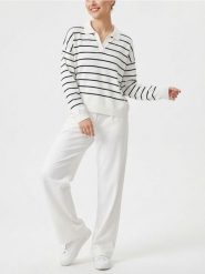 Sweter w paski z kołnierzykiem - biały. Białe swetry nierozpinane damskie Sinsay, l, bez wzorów, bez kołnierzyka, bez ramiączek. Za 49.99 zł.