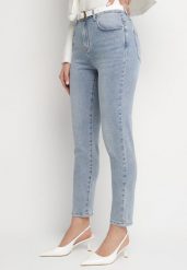 Niebieskie Jeansy o Kroju Mom Fit z Wysokim Stanem Delarine. Niebieskie jeansy damskie Born2be, bez wzorów, z bawełny, eleganckie, z podwyższonym stanem. Za 89.99 zł.