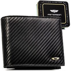 Duży portfel męski ze skóry naturalnej w czarnym kolorze bez zapięcia zewnętrznego, w zestawie z brelokiem - Peterson. Czarne portfele męskie Peterson, bez wzorów, ze skóry. Za 99.99 zł.