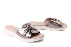 CAPRICE 9-27208-46 398 brown metallic, klapki damskie. Brązowe klapki damskie Caprice, na lato, bez wzorów, bez obcasa, bez zapięcia. Za 271.92 zł.