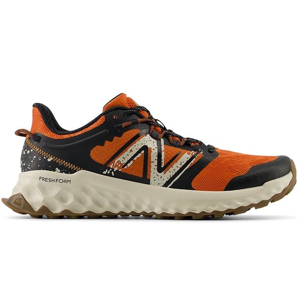 Buty męskie New Balance Fresh Foam Garoé MTGAROI1 – pomarańczowe. Brązowe buty sportowe męskie New Balance, bez wzorów, z materiału, bez zapięcia, do biegania. Za 299.99 zł.