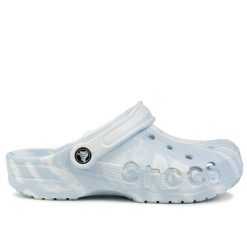 Klapki chodaki sportowe Crocs BAYA MARBLED CLOG. Niebieskie klapki męskie Crocs, bez wzorów, z materiału, bez zapięcia. Za 169.00 zł.