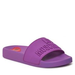 Klapki LOVE MOSCHINO. Fioletowe klapki damskie Love Moschino, bez wzorów, bez obcasa, bez zapięcia. Za 479.99 zł.